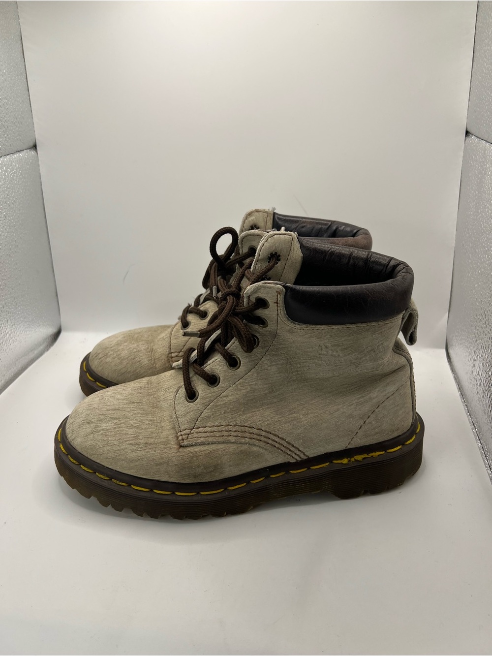 Dr. Martens vintage  Beige and‎ Brown Lace-Up Ankle Boots